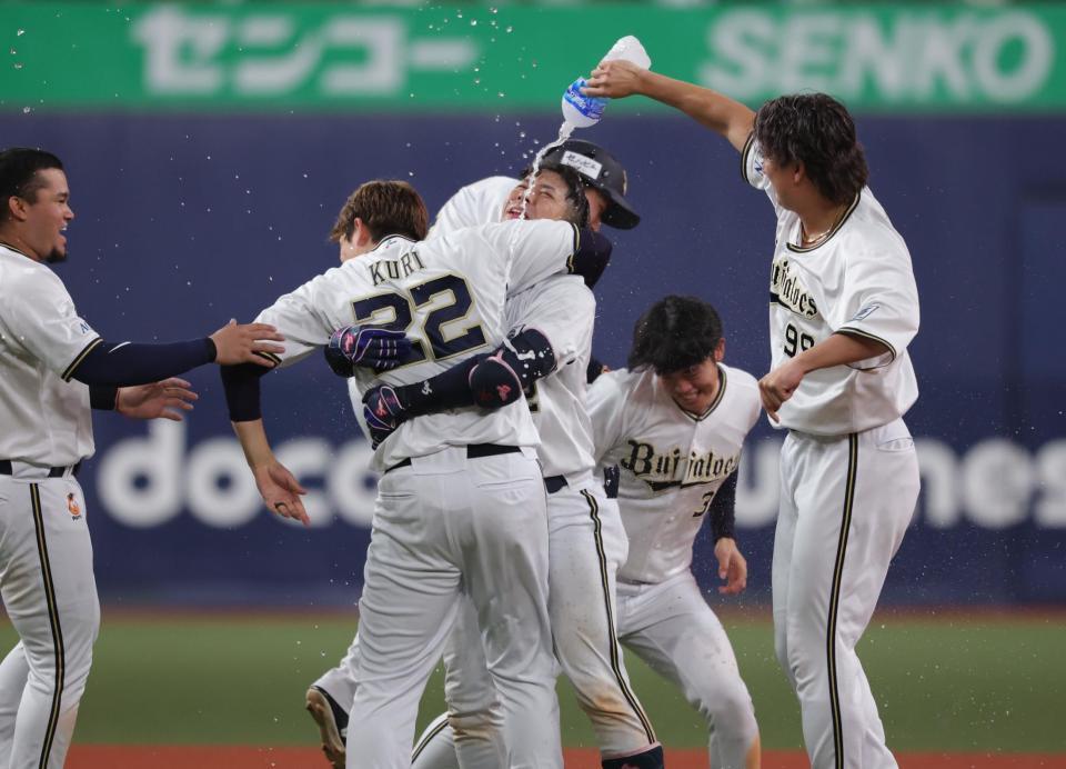 　９回、サヨナラ打の若月は好投した九里と抱き合い大喜び（撮影・坂部計介）