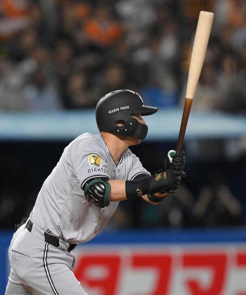 　３回、ライトへ適時打を放つ吉川（撮影・伊藤笙子）