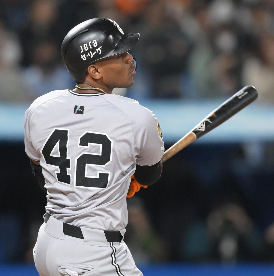 　７回、ライトへ適時二塁打を放つヘルナンデス（撮影・伊藤笙子）