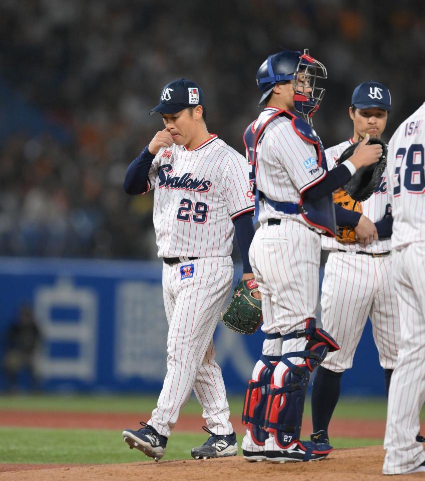 　７回、若林に適時二塁打を浴び、降板する小川（中央）＝撮影・伊藤笙子