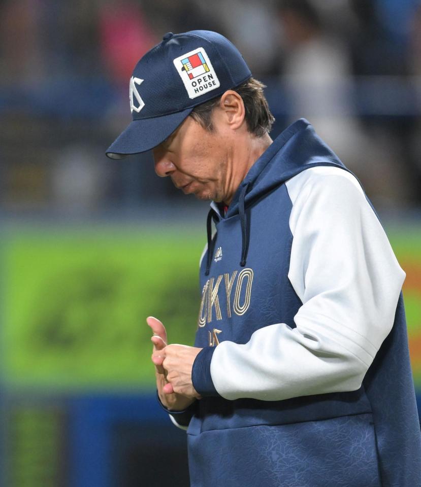 　７回、吉川を迎えたところで小川を交代させる高津監督（撮影・伊藤笙子）