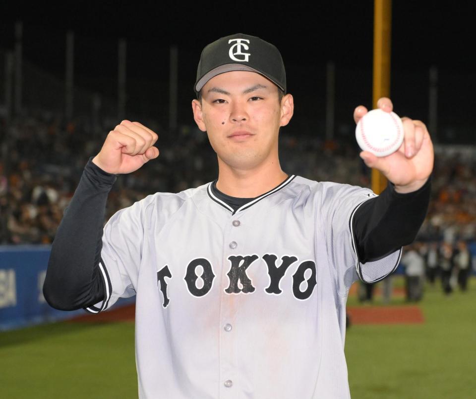 　プロ初安打のボールを手にガッツポーズの荒巻（撮影・伊藤笙子）