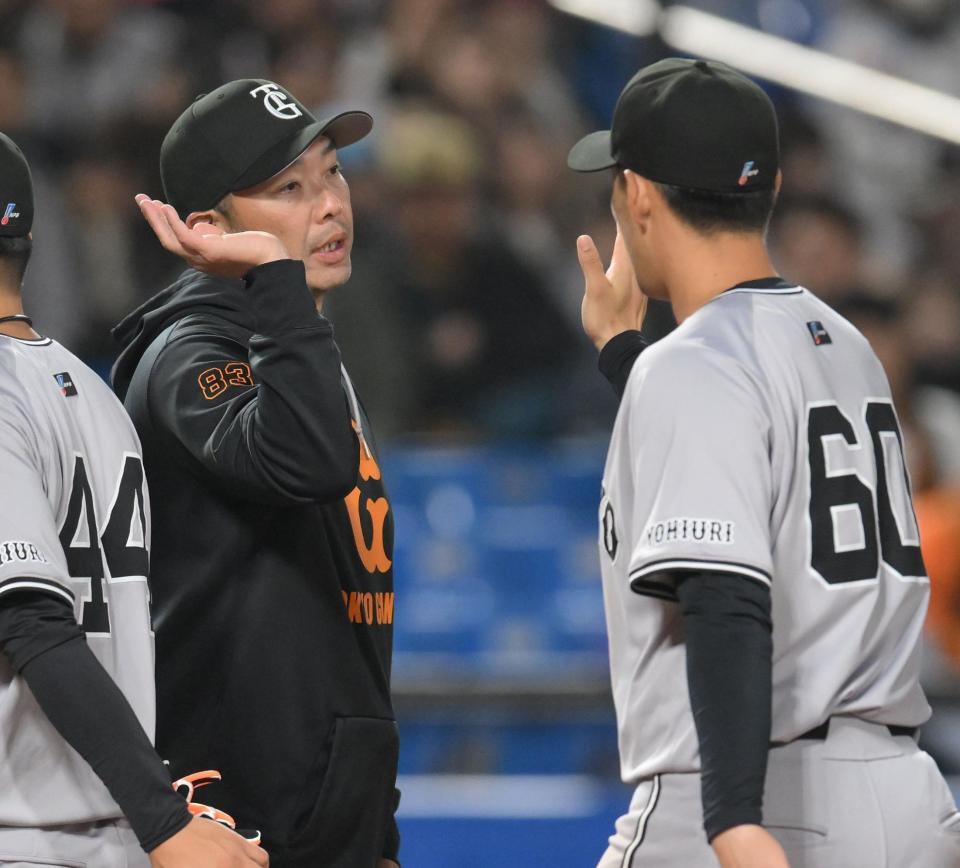 　プロ初安打を放った荒巻（右）とハイタッチする阿部監督（撮影・伊藤笙子）