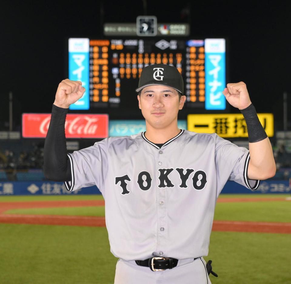 　先制打を含む２打点の活躍で初のお立ち台に上がった泉口（撮影・伊藤笙子）