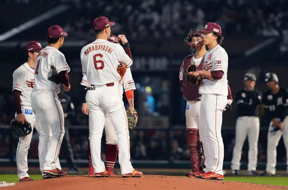 　５回、マウンドの早川（右端）のもとに集まる楽天ナイン