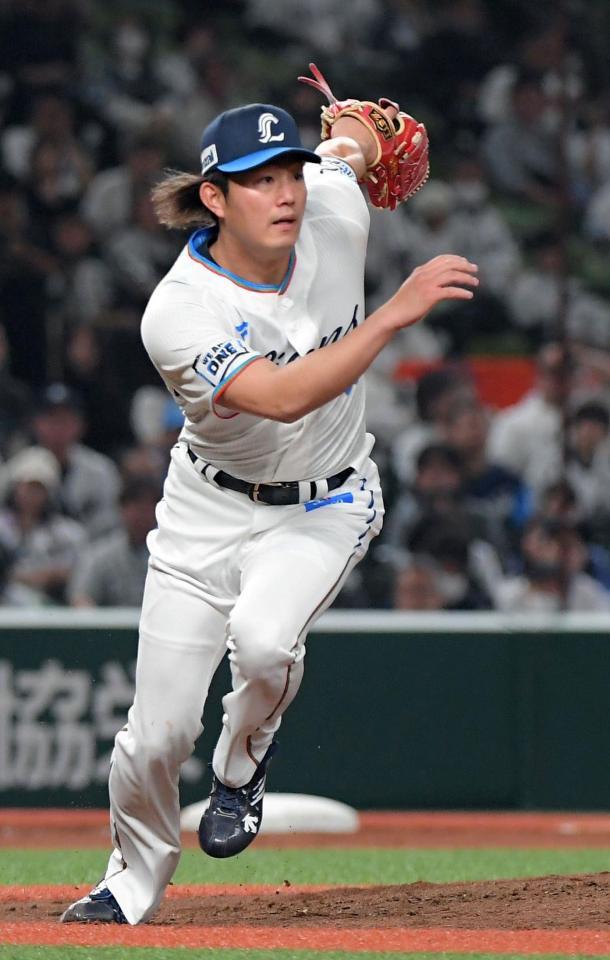 　５回、中村を一塁ゴロに打ち取り、ベースカバーに向かう今井（撮影・佐藤厚）