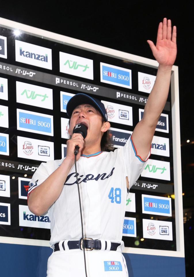 　ソフトバンク打線を無安打に抑えて勝利し、ファンの声援に応える今井