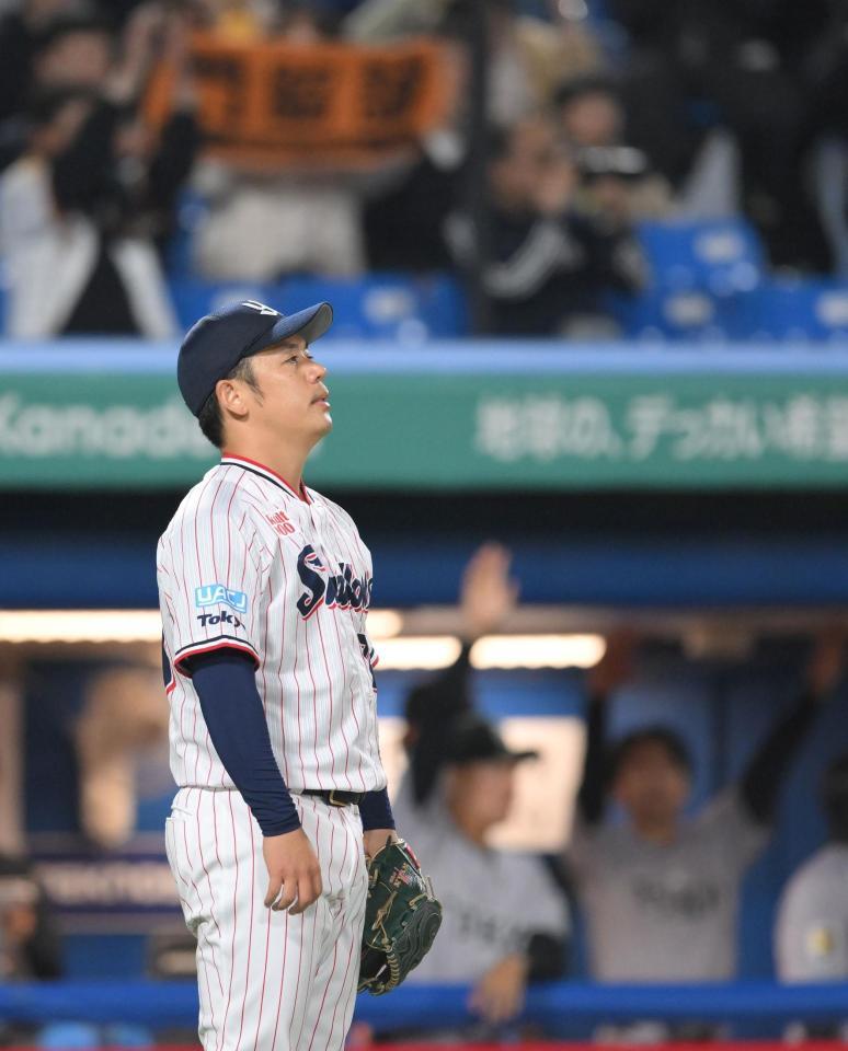 　７回、ヘルナンデスに適時二塁打を浴び、天を仰ぐ小川（撮影・伊藤笙子）