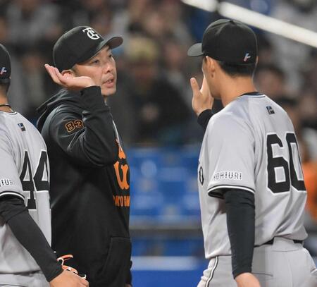 　プロ初安打を放った荒巻（右）とハイタッチする阿部監督（撮影・伊藤笙子）