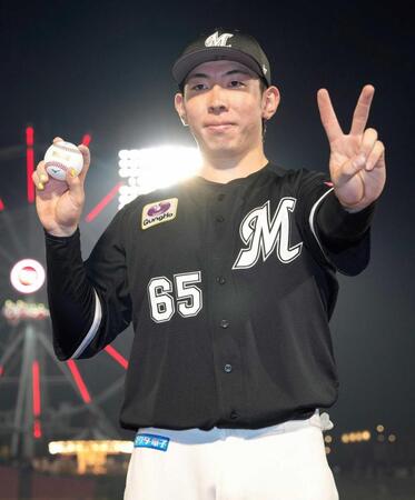 　楽天に勝利し、ポーズをとる寺地