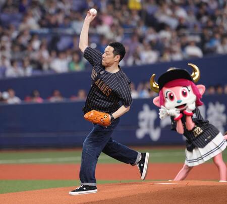 　マウンドからノーバウンドのピッチングを見せた東野幸治（撮影・坂部計介）