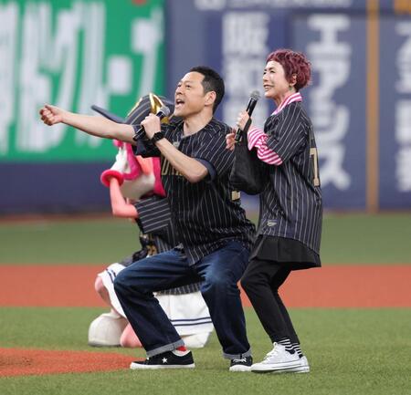 　特別始球式に登場した東野幸治と久本雅美（撮影・坂部計介）