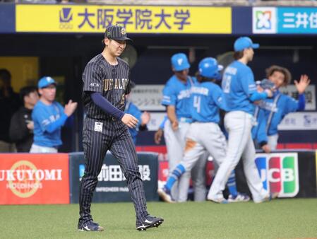 　５回、浅間に同点適時打を許し、盛り上がる日本ハムベンチを背に口惜しそうな表情の椋木（撮影・坂部計介）