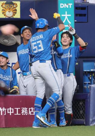 　８回、水谷は左越えに２ランを放ち、ベンチでナインに迎えられる（撮影・坂部計介）