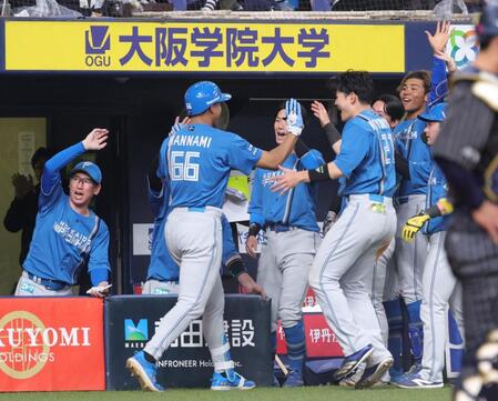 日本ハムが連敗ストップ　代打・万波が値千金勝ち越し３ラン、水谷も２ラン、一発攻勢で今季オリックス戦初勝利　ゲーム差２に縮める