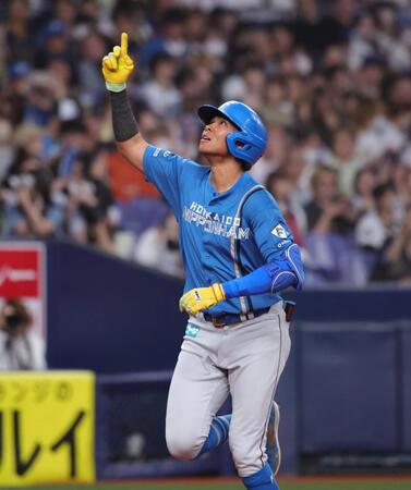 　８回、水谷は左越えに２ランを放ち、天をさしながら生還する（撮影・坂部計介）