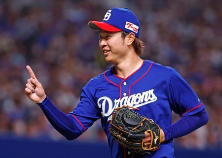 　５回を終え、笑顔でベンチに戻る中日・高橋宏＝バンテリンドーム