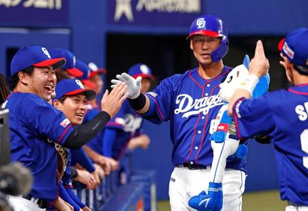 　６回、今季初本塁打を放ち、ナインに迎えられる中田
