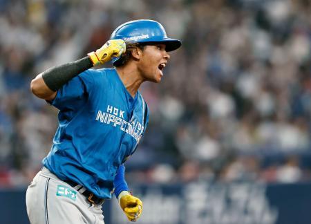 　８回、２ランを放ちガッツポーズをする日本ハム・水谷＝京セラドーム