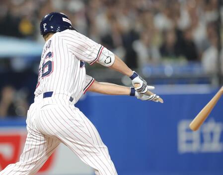 　２回、バットを折りながら右翼へ適時二塁打を放つ山野（撮影・西岡正）