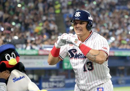 　２回、先制ソロを放ち、ベンチ前でポーズを決めるオスナ（撮影・西岡正）