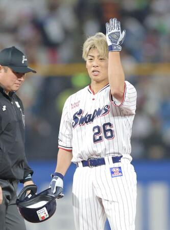 　２回、適時二塁打を放ち、ベンチへ向かってポーズを決める山野（撮影・西岡正）