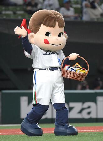 　セレモニアルピッチを行ったペコちゃん（撮影・佐藤厚）