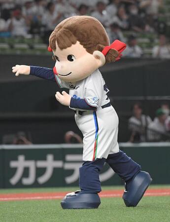 　セレモニアルピッチを行ったペコちゃん（撮影・佐藤厚）