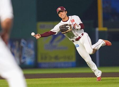 　７回、ソトの遊ゴロを処理する遊撃手・宗山