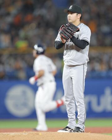 　２回、オスナ（左）に先制ソロを浴びた石川（撮影・西岡正）