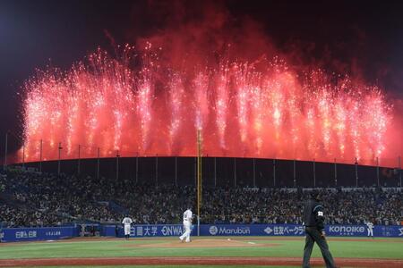 【写真】めっちゃド派手なお隣の花火！あまりの迫力に選手もチラリ