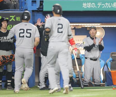 　６回、２ランを放った岡本（左）を祝福する阿部監督（右）＝撮影・西岡正