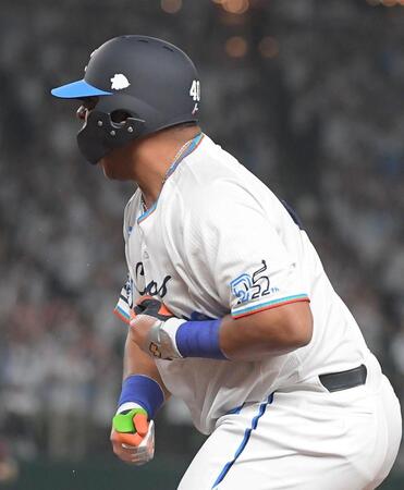 　３回、セデーニョは先制の左前適時打を放ち、雄叫びを上げる（撮影・佐藤厚）