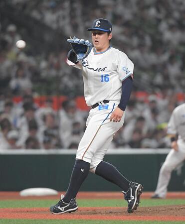 　６回、緒方の打球にグラブを出す隅田（撮影・佐藤厚）