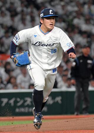 　１回、緒方を二ゴロに打ち取り、一塁ベースカバーに向かう隅田（撮影・佐藤厚）