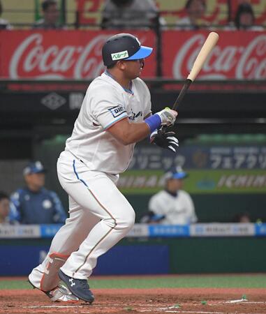 　３回、セデーニョは先制の左前適時打を放つ（撮影・佐藤厚）