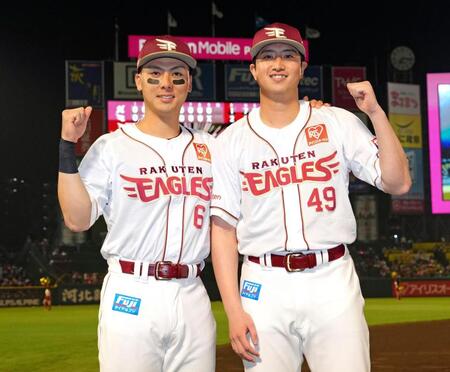 　ヒーローインタビューを終え、ポーズをとる（左から）村林、西垣