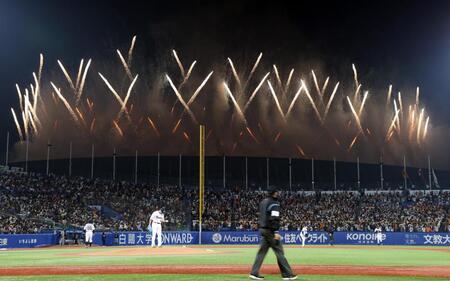 　ヤクルト－巨人戦の途中で国立競技場から打ち上がる花火