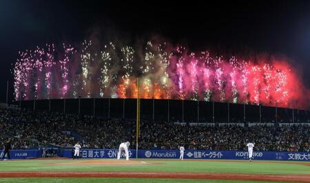 　ヤクルト－巨人戦の途中で国立競技場から打ち上がる花火