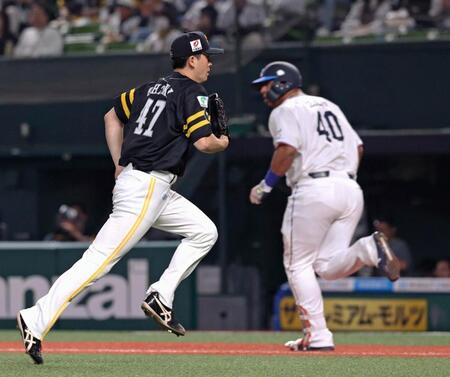 　３回、セデーニョ（奥）に先制打を打たれた先発の大関