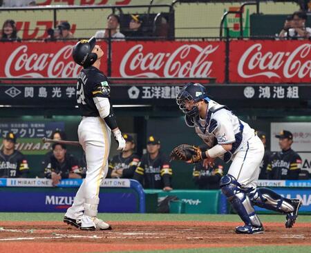 　９回、栗原が見逃し三振に倒れ試合終了となる