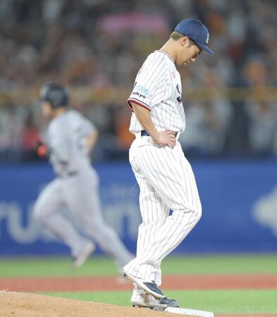 　６回、岡本（左）に２ランを浴びた山野（撮影・西岡正）