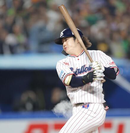 　３回、死球を受ける長岡（撮影・西岡正）