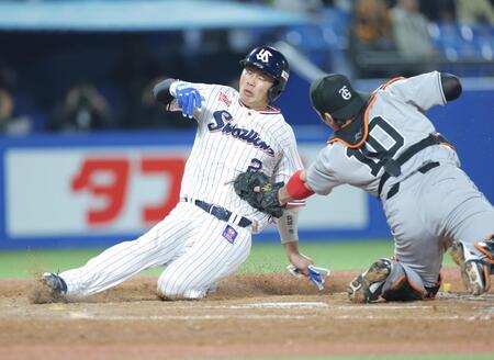 　４回、並木のスクイズ失敗で本塁アウトになる古賀（撮影・西岡正）