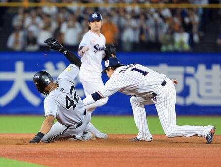 　２回、ヘルナンデスが二盗に失敗する