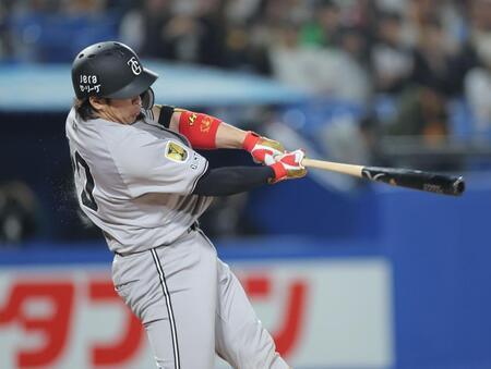 　８回、ソロを放つ甲斐（撮影・西岡正）