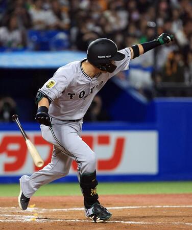 　９回、吉川が左前に適時打を放つ