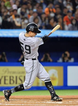 　７回、若林が逆転の２点二塁打を放つ