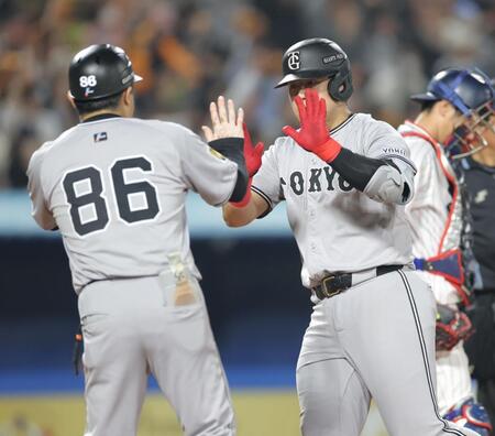 　６回、２ランを放ち、生還する岡本（撮影・西岡正）