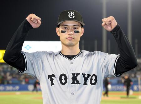 　ヒーローインタビューを終え、ポーズをとる若林